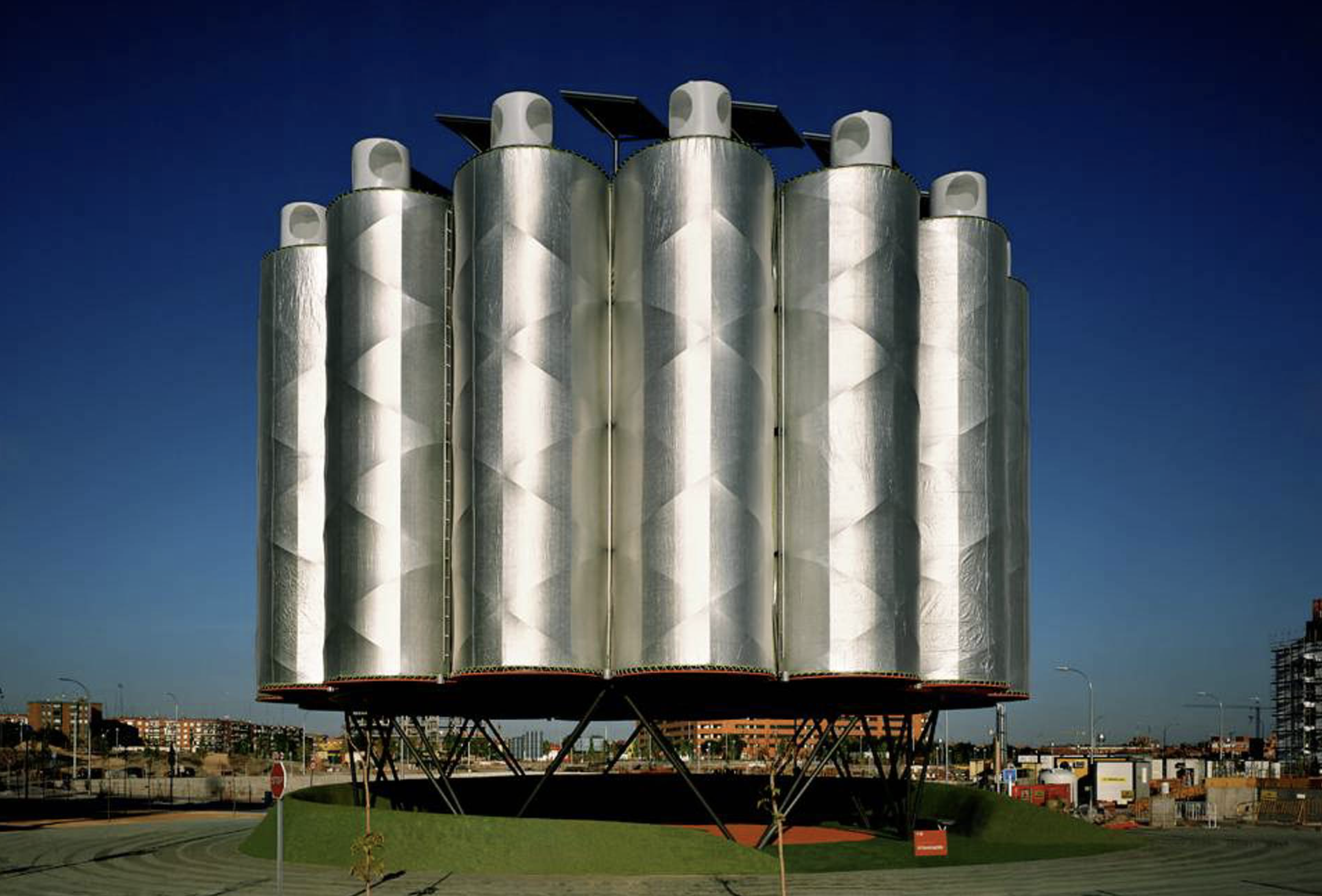 Arde la calle al sol de Poniente